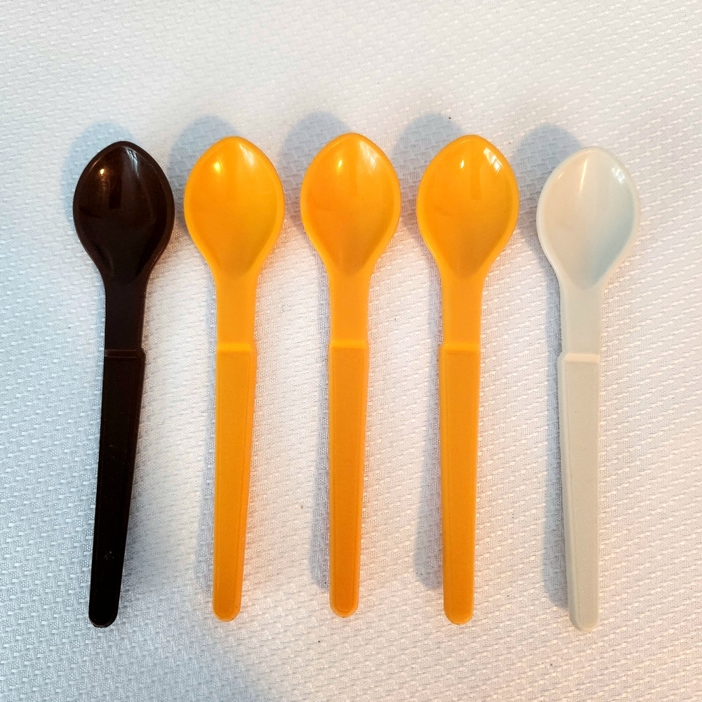 Tupperware Hang On Spoon Baby Toddler Dessert Yogurt 1208 Yellow Brown Almond